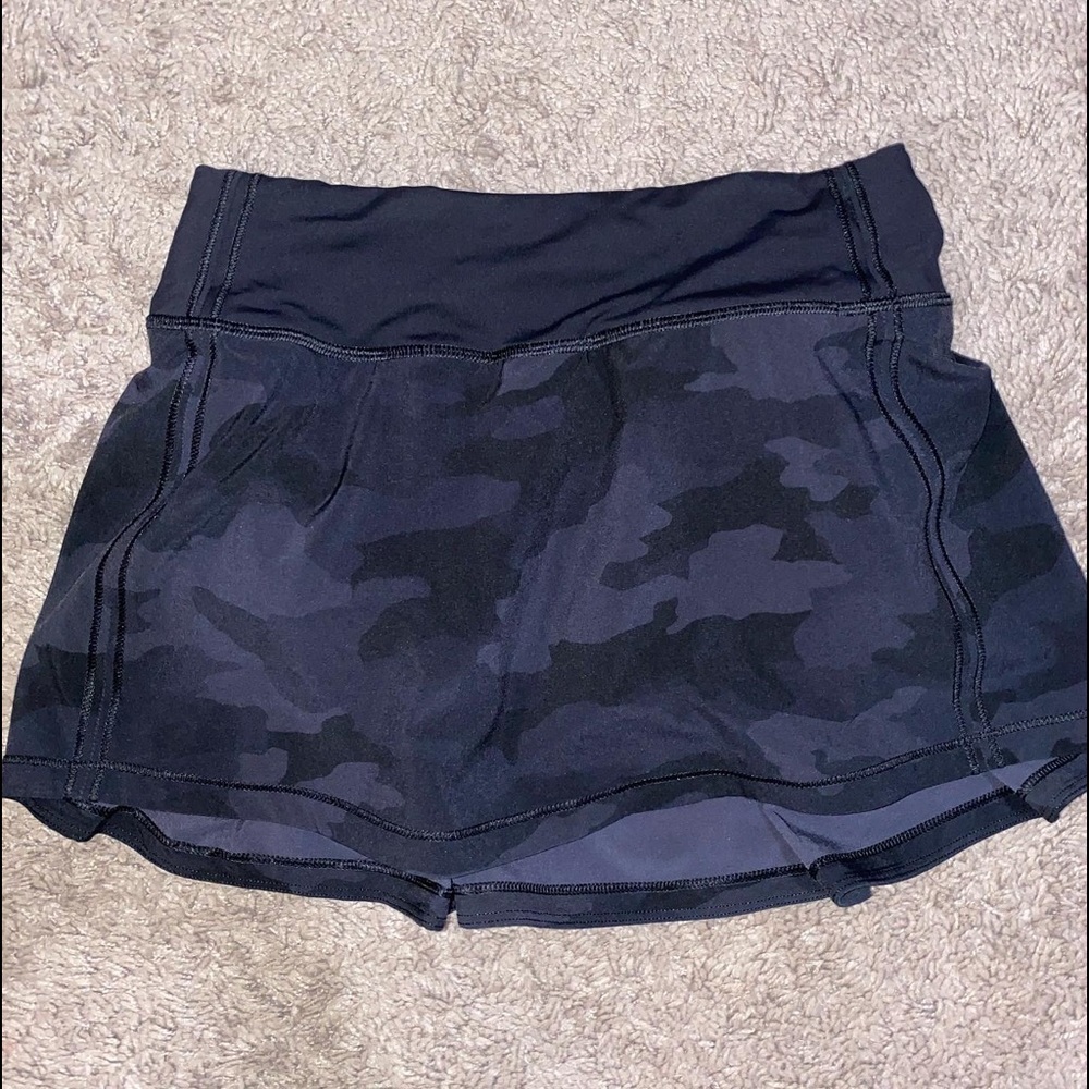 NWOT Lululemon pace rival skirt black camo